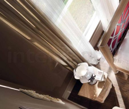 Светлая мебель для классической спальни.