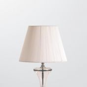 Светлая настольная лампа