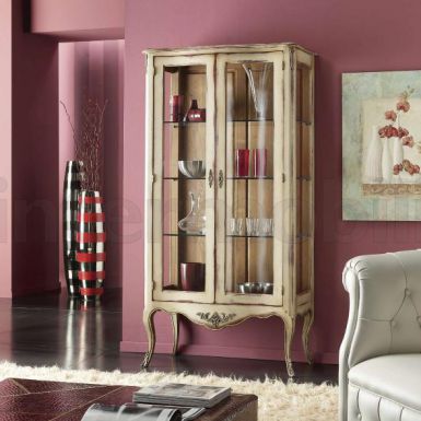 Светлая стеклянная витрина