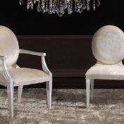 Светлое кресло и мягкий стул.