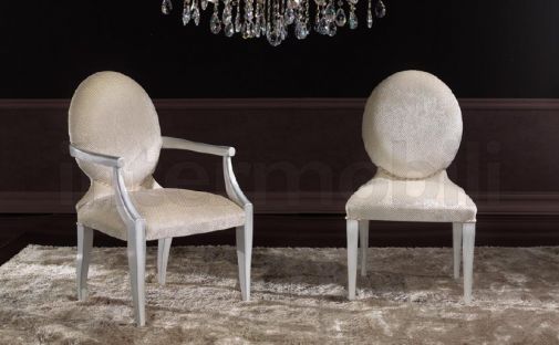 Светлое кресло и мягкий стул.