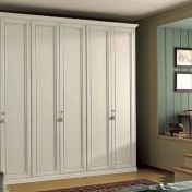 Светлый шкаф для спальни Andromeda из коллекции Meridian