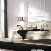 Светлый спальный гарнитур