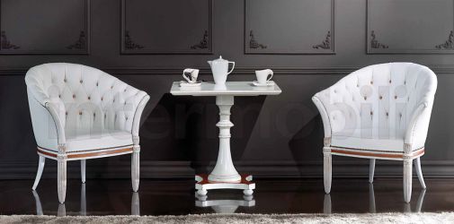 Светлый столик коллекции Ottocento с удобными креслами
