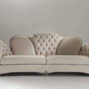 Светлый трехместный диван для гостиной.