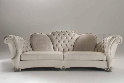 Светлый трехместный диван для гостиной.