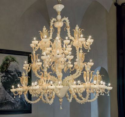 Подвесная люстра в три яруса