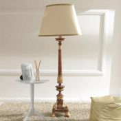 Торшер с изящной подставкой и неброским абажуром