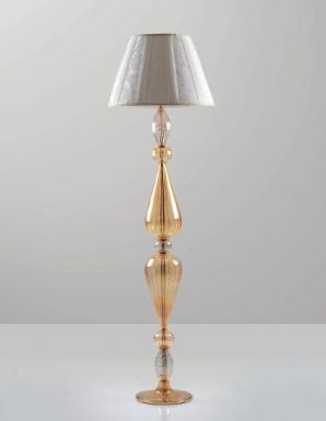 Торшер со светлым абажуром