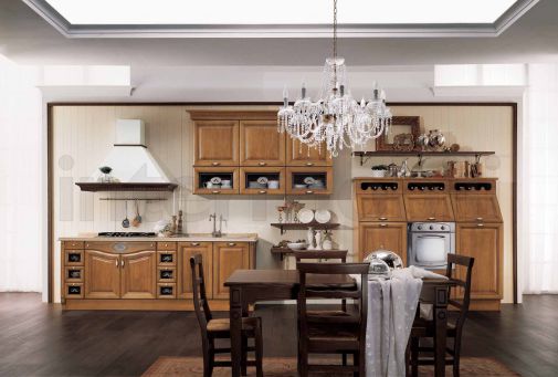Традиционная кухня Sintonia с фасадом из натурального дерева