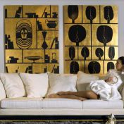 Трехместный белый диван.