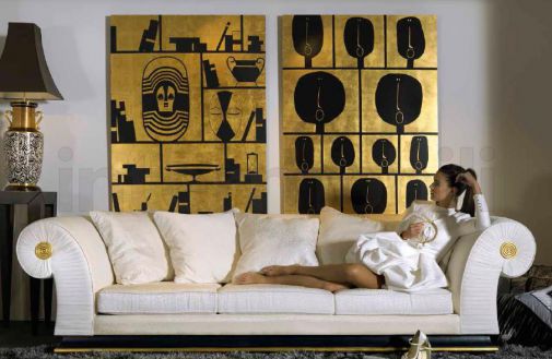 Трехместный белый диван.