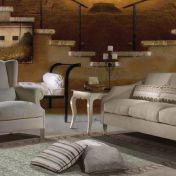 Трехместный бежевый диван