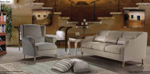 Трехместный бежевый диван