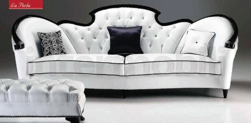 Трехместный диван и мягкий пуф.