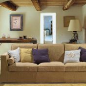 Трехместный диван коричневого оттенка