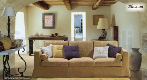 Трехместный диван коричневого оттенка