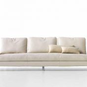 Трехместный диван бежевого оттенка