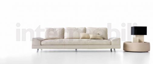 Трехместный диван бежевого оттенка