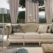 Трехместный светлый диван