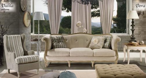 Трехместный светлый диван