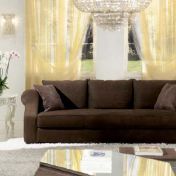 Трехсместный диван и раздвижной столик.