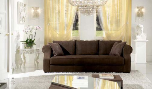 Трехсместный диван и раздвижной столик.