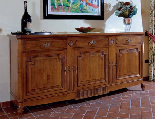 Трёхдверный комод для столовой комнаты