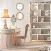 Туалетный столик и витрина для спальни.