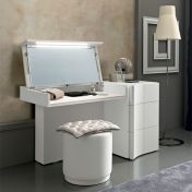 Туалетный столик с откидной столешницей