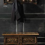 Сундук с лакированной столешницей и вешалки