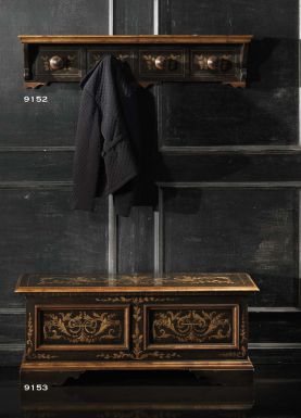 Сундук с лакированной столешницей и вешалки