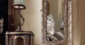 Тумбочка и зеркало из коллекции REGENCY