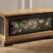 Сундук украшенный рисунками цветов