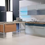 Угловая кухня с небольшим столом для завтрака из коллекции Trendy