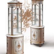 Угловая витрина со стеклянными дверцами.