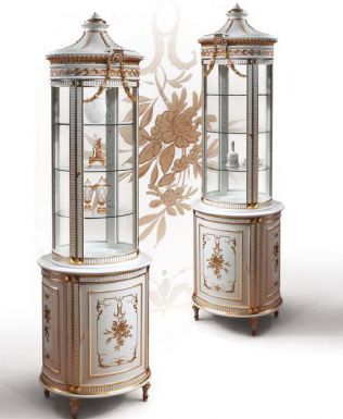 Угловая витрина со стеклянными дверцами.