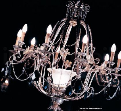 Утонченная люстра из дорогого стекла.