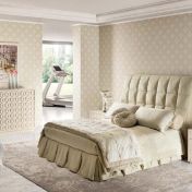 Уютная спальня в классическом стиле.