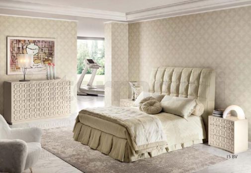 Уютная спальня в классическом стиле.