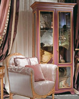 Уютное кресло и стильная витрина.