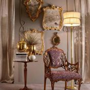 Уютное кресло и круглый кофейный столик.