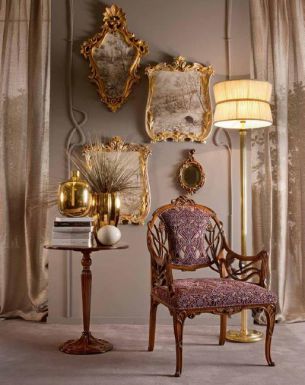 Уютное кресло и круглый кофейный столик.