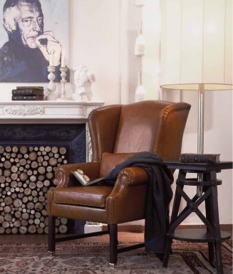 Уютный комплект с камином и мягким креслом в классическом стиле