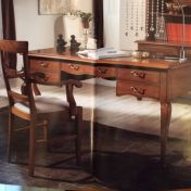 Письменный стол с пятью ящиками