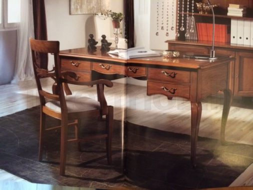 Письменный стол с пятью ящиками
