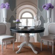 Светлая композиция для столовой с акцентом на контрастной столешнице