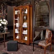 Витрина и чудесное мягкое кресло.