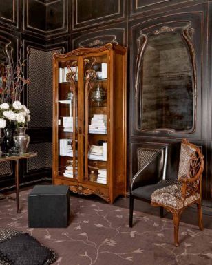 Витрина и чудесное мягкое кресло.