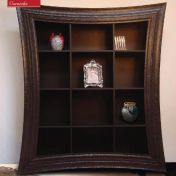 Витрина из темного дерева.